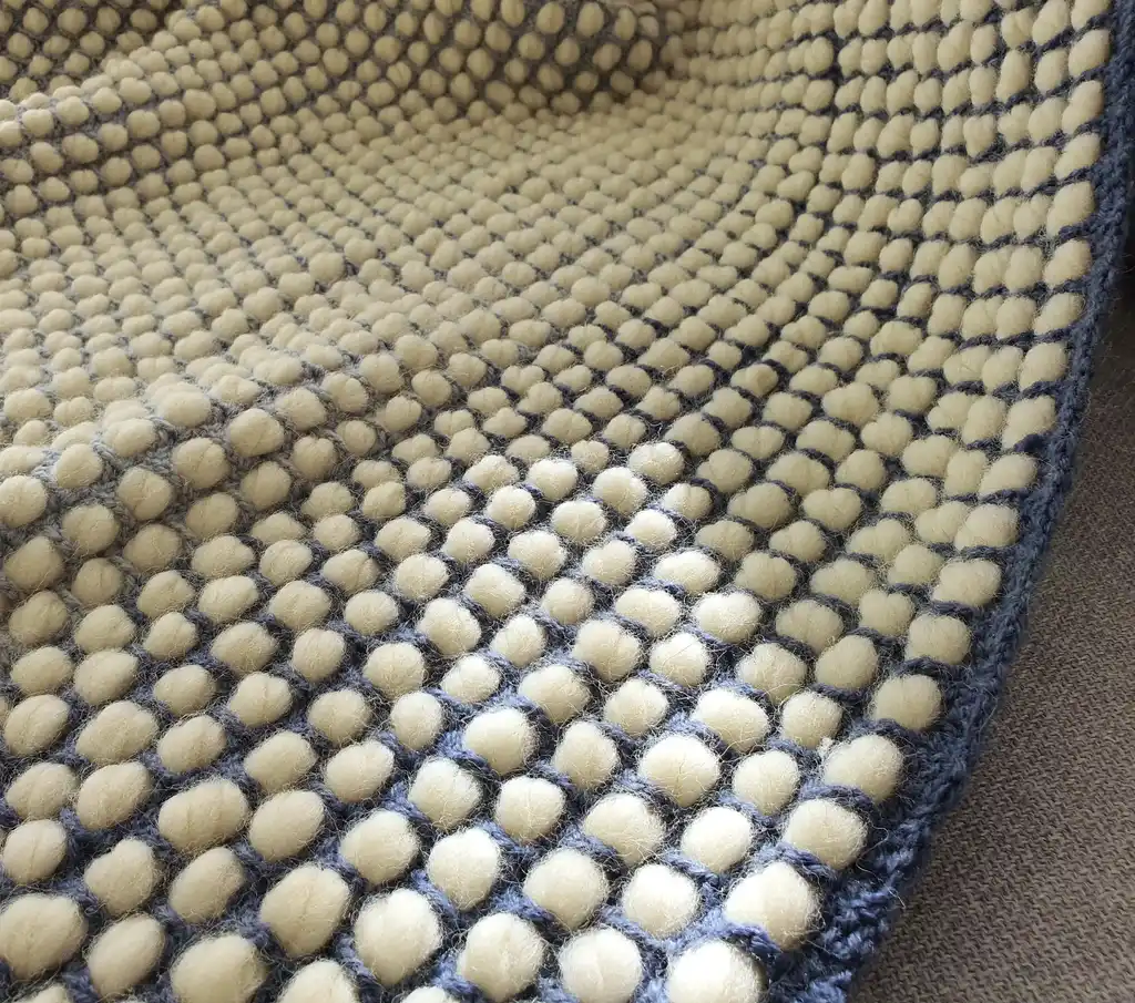 плед рчної роботи з товстої мериносової вовни, в'язаний гачком.