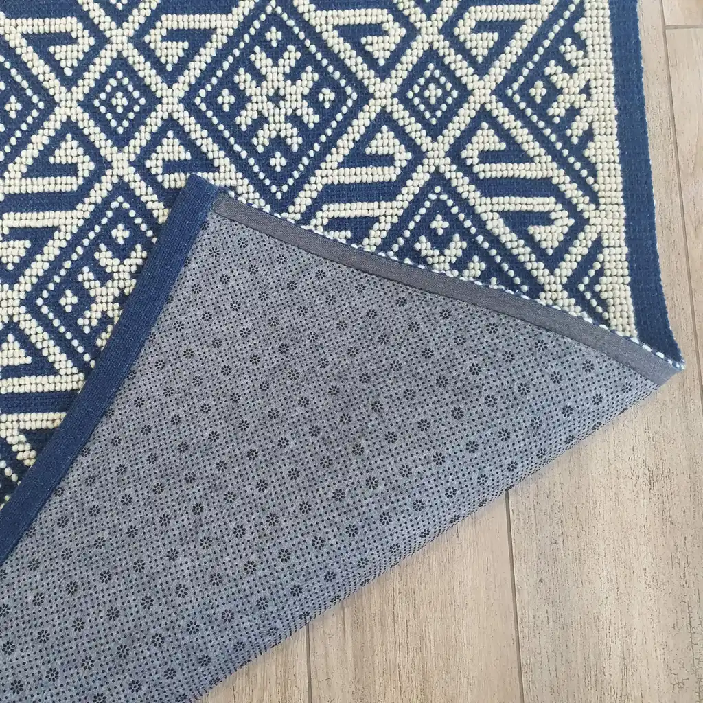 handwoven wool rug featuring traditional Ukrainian weaving techniques.