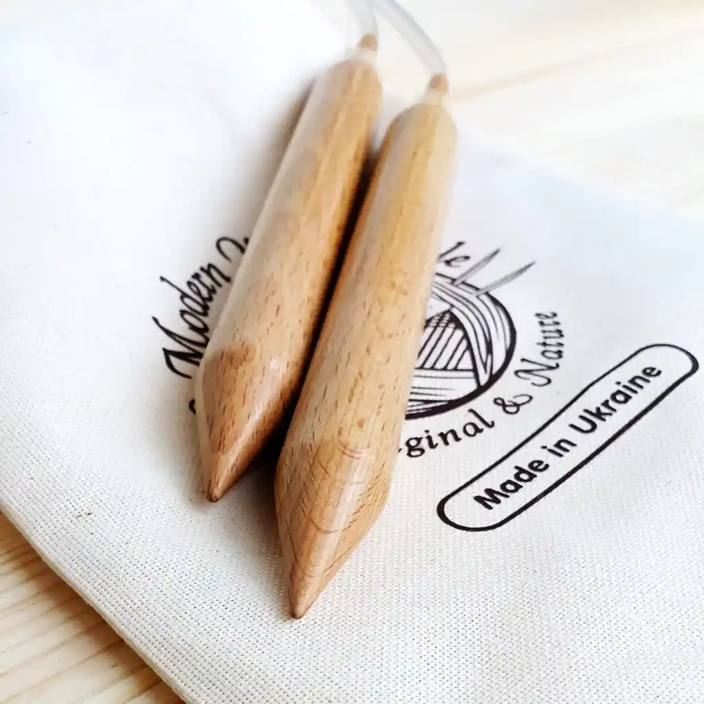 beech wood knitting needles 25mm diameter for chunky yarn crafting.