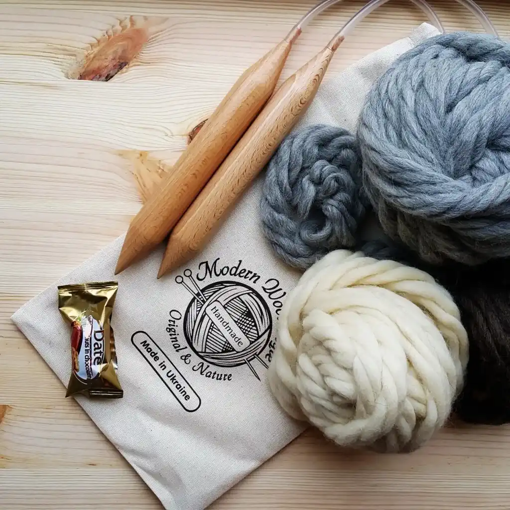 beech wood knitting needles 25mm diameter for chunky yarn crafting.