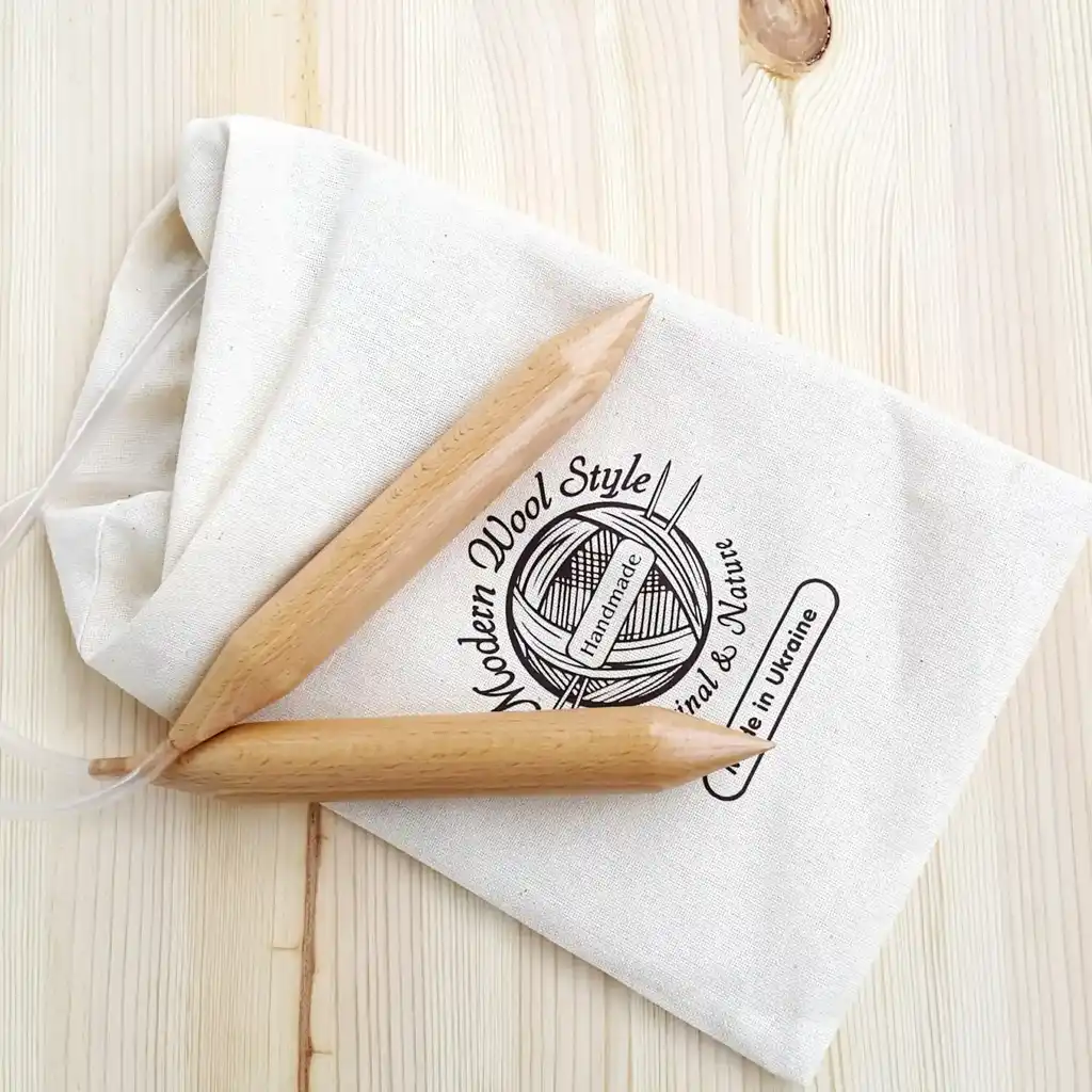 beech wood knitting needles 25mm diameter for chunky yarn crafting.