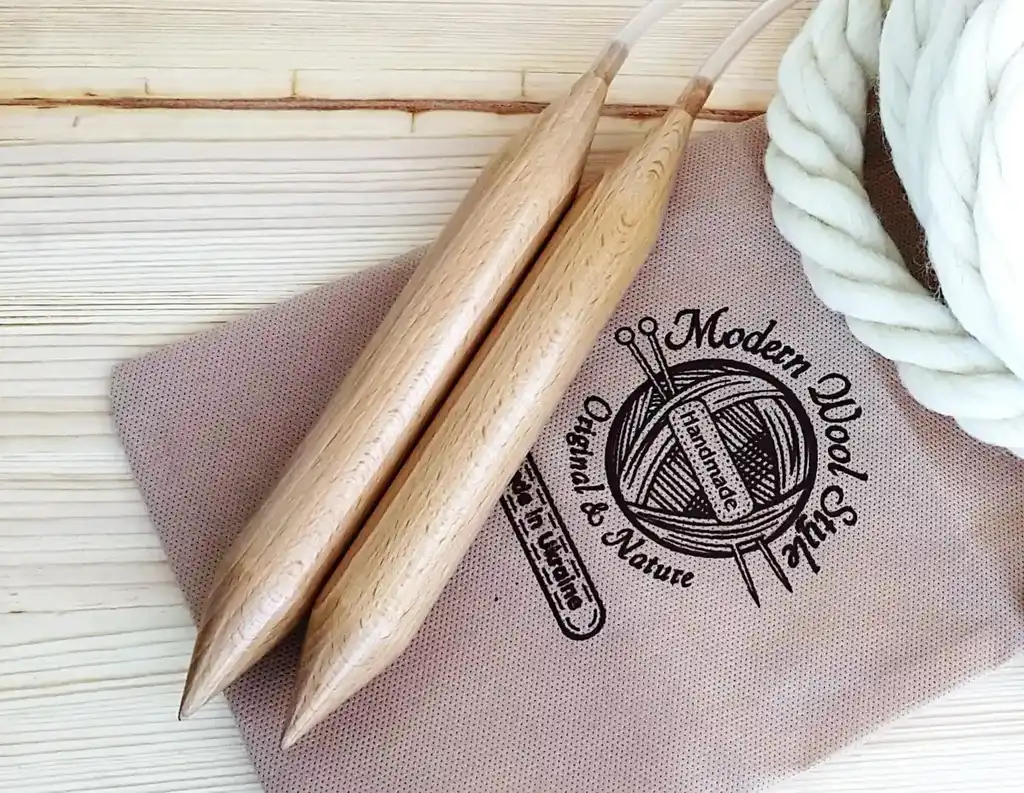 beech wood knitting needles 25mm diameter for chunky yarn crafting.