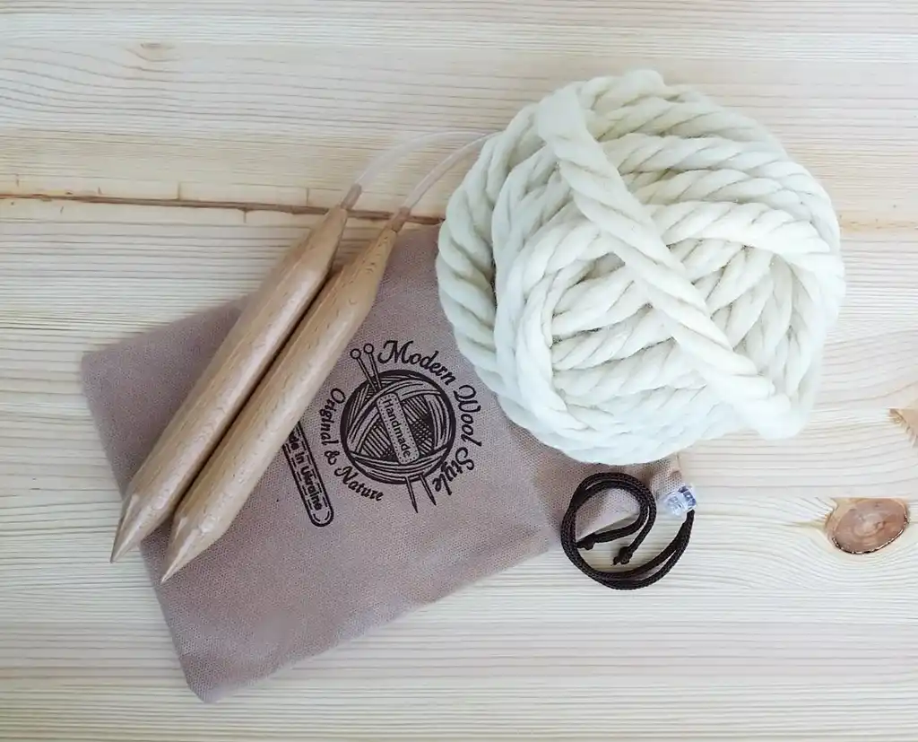 beech wood knitting needles 25mm diameter for chunky yarn crafting.
